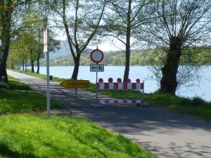 Der Radweg ist im Bereich der Baustelle für Fußgänger und Fahrradfahrer gesperrt.