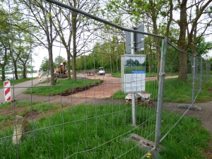 Hinter dem Bauzaun entsteht der neue Spielbereich am Moselufer.