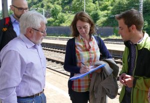 Katarina Barley beim Unterzeichnen der Unterschriftenliste zum barrierefreien Ausbau der Bahnstation.