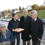 Behindertenbeauftragter Peter Musti, Quartiersmanager Dominik Schnith und Bürgermeister Dr. Frieden überreichen Dr. Kaufmann mehr als 800 Unterschriften für einen barrierefreien Ausbau der Verkehrsstation Karthaus (Foto: VG Konz)