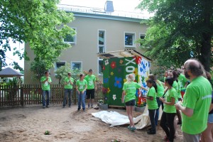 Das "Dream Team Karthaus " bei der Enthüllung der Give Box.