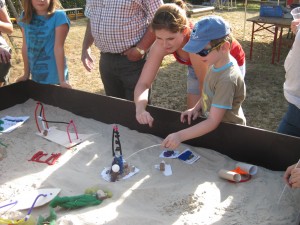 Die Kinder erklären ihre Ideen der neuen Spielgeräte, die sie als Modell gebaut haben.