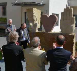 Bürgermeister Dr. Karl-Heinz Frieden und der Künstler  Jürgen Waxweiler stellen das Kunstwerk der Öffentlichkeit vor.