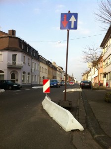 Die wohl auffälligste Veränderung im Zuge des Starterprojektes sind die Fahrbahn-verengungen wie hier an der Einfahrt zur Moselstraße.