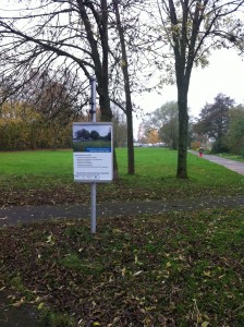 Eine Plakattafel weist bereits seit längerem darauf hin, dass das Moselufer neu gestaltet wird.